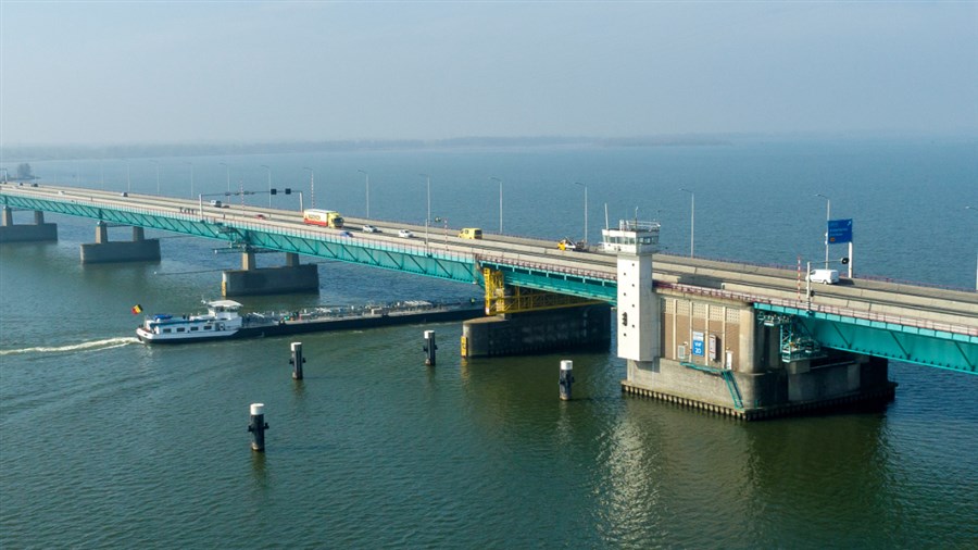 Bericht Afsluiting Haringvlietbrug: Enquête naar mogelijke inzet pendelbus van Willemstad naar pont bij De B bekijken